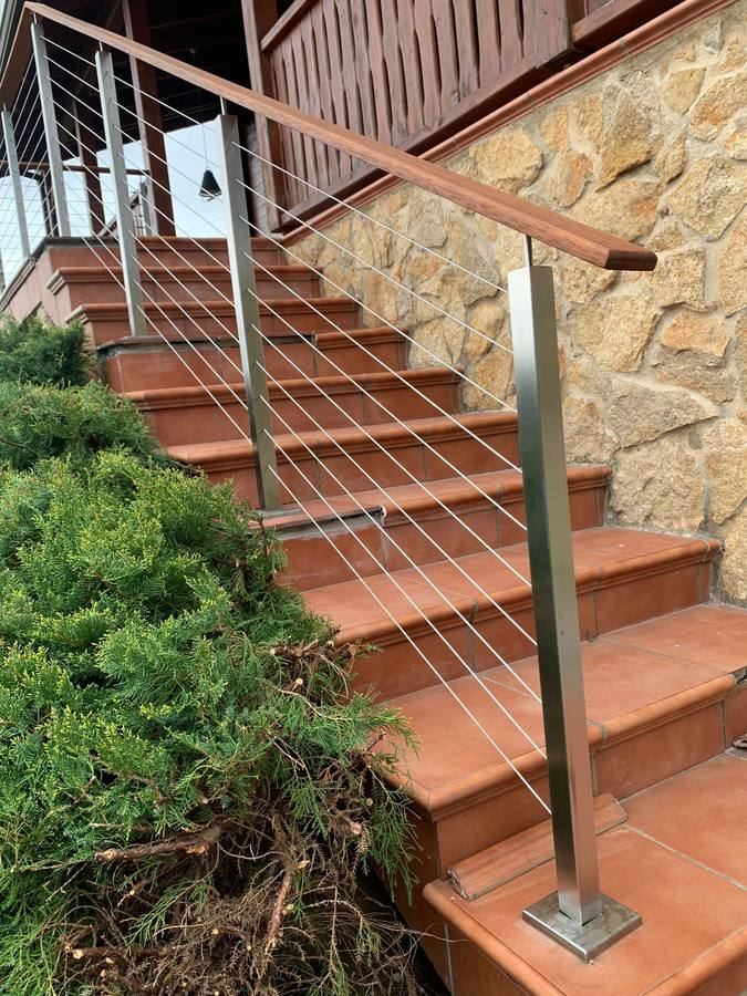 Barandilla de cables de acero inoxidable en escalera exterior en A Coruña