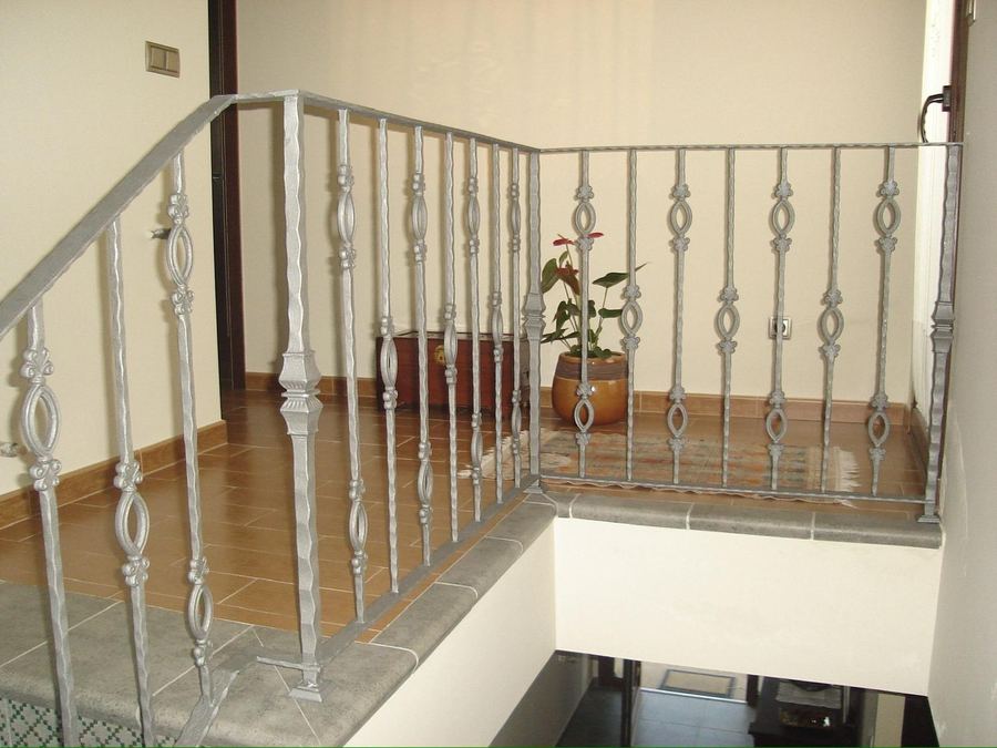 Barandilla de forja clásica en escalera interior en A Coruña