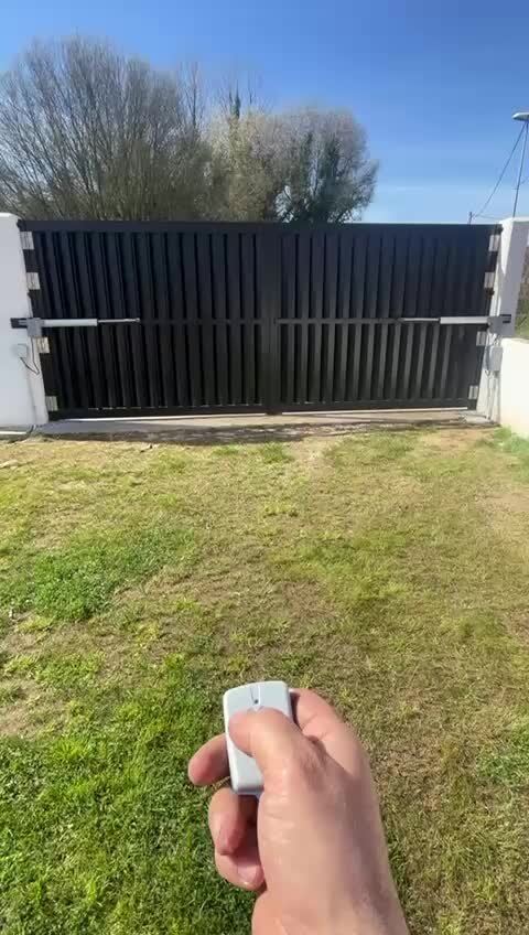 Portal batiente automatizado con mando en A Coruña
